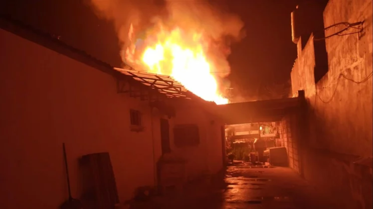 Prendió una vela en memoria de su hija y se incendió la casa