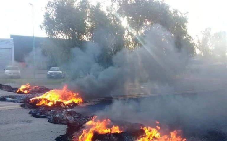 San Miguel del Monte: en un reclamo de justicia por la muerte de cuatro jóvenes una policía resultó herida de gravedad