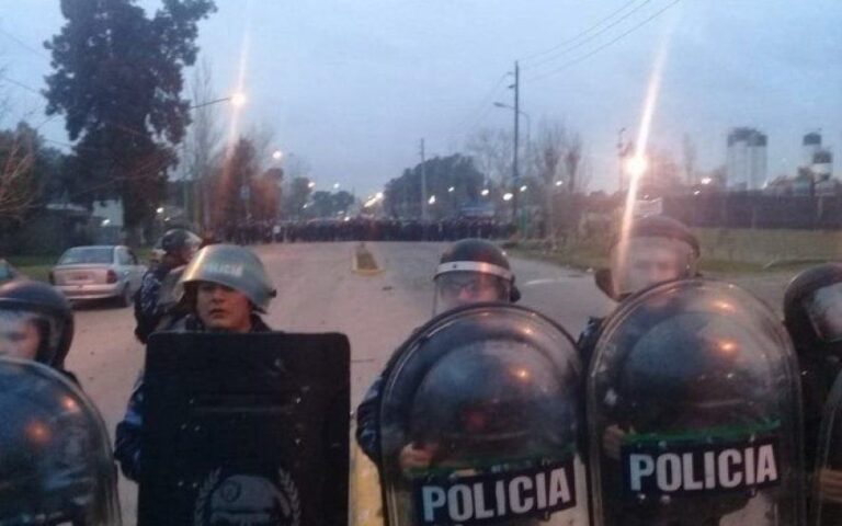 Suma tensión por enfrentamiento de dos facciones de la UOCRA frente a la destilería de YPF