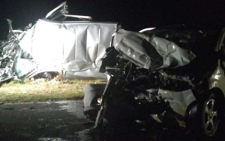Tres muertos y un herido grave en un choque frontal entre dos autos en ...