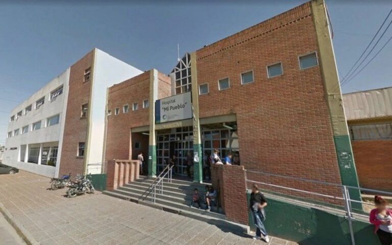 Una mujer policía le pegó un culatazo a un hombre en un hospital: la detuvieron y separaron de la fuerza