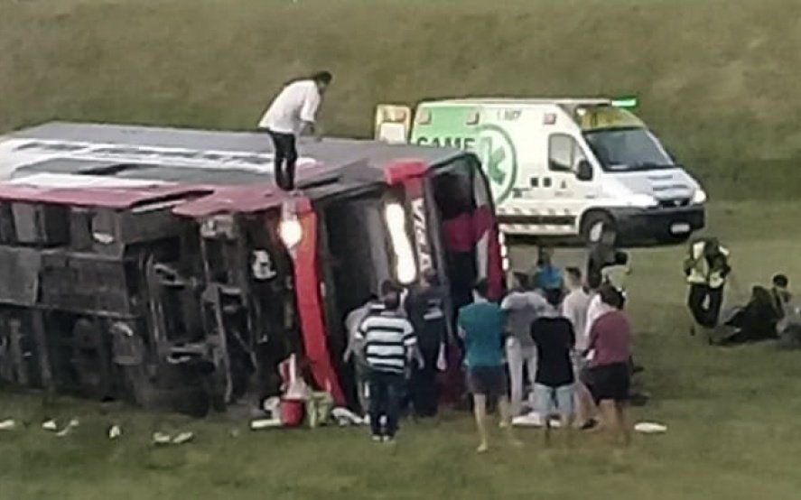Volcó un micro de dos pisos con pasajeros en la ruta 2 en Brandsen y ...