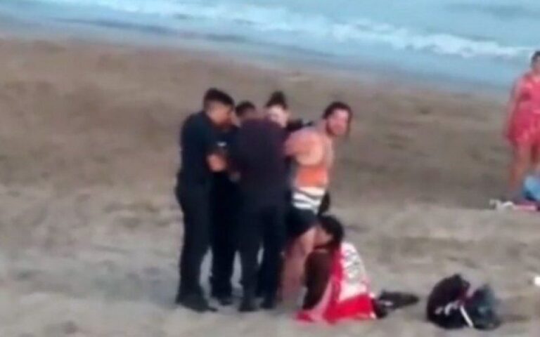 Liberan a la pareja que para bañarse en el mar enterró en la arena a su hija de dos años, quien está en guarda judicial