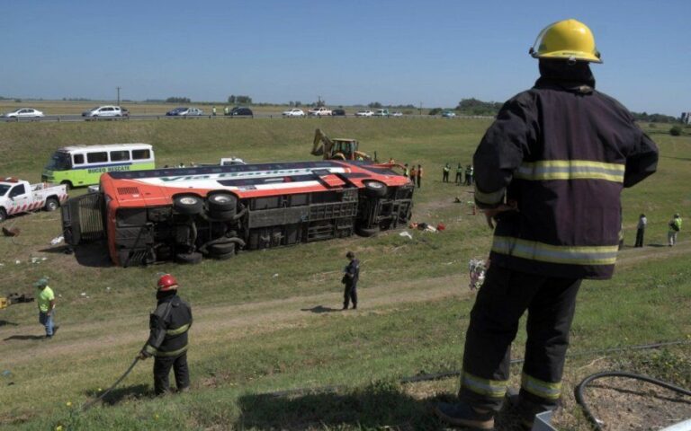Vuelco en la ruta 2: el chofer sigue internado con custodia policial y la fiscal define su situación procesal