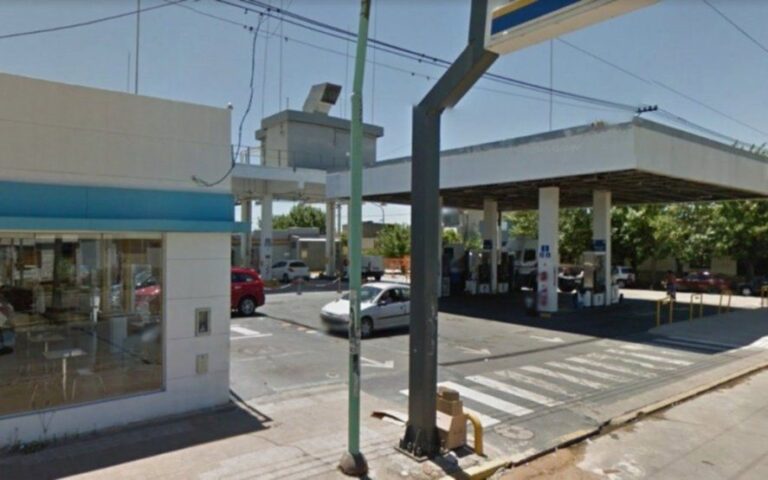 Una pelea callejera dejó dos detenidos y un desmayado tras una fiesta en una estación de servicio