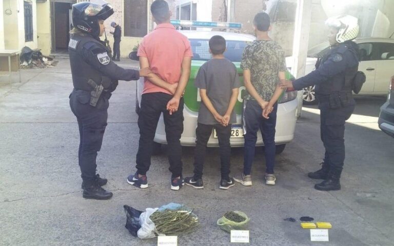 Tres adolescentes iban con marihuana y pastillas a metros de la Municipalidad y fueron detenidos