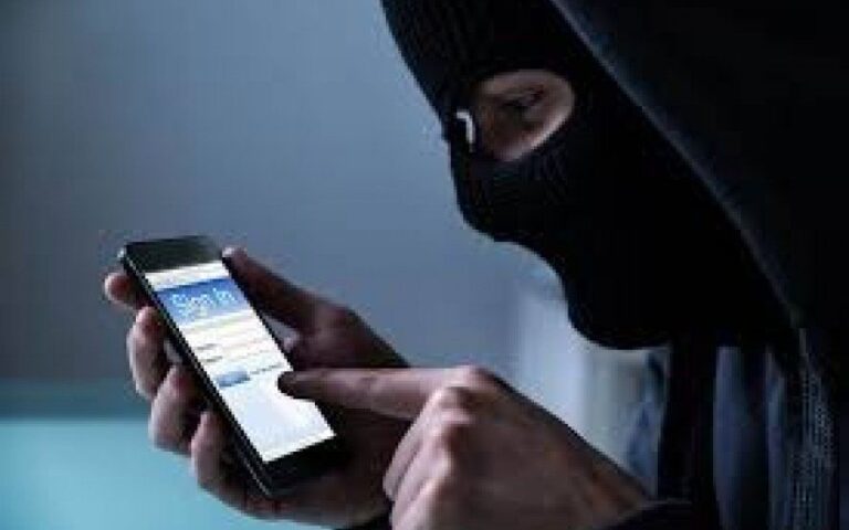 Un presunto falso empleado de Movistar dejó sin ahorros a una vecina platense