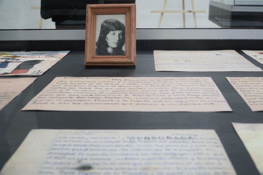 Poesías, cartas y textos escritos por mujeres cautivas durante la dictadura en Argentina.