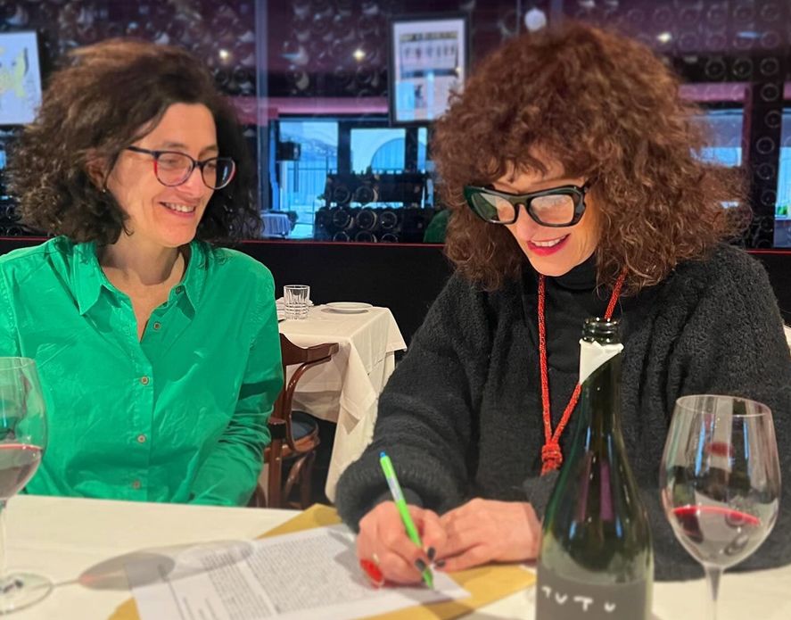 La cantante realizando la firma del contrato con Gandhi Galerna para la edición de lo que será su primer libro
