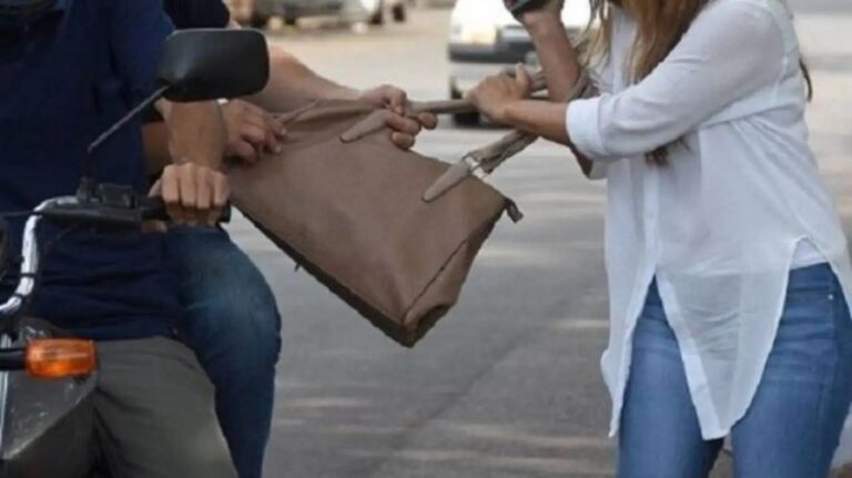 Motochorros atacaron a una jubilada que iba a depositar dinero en un Banco