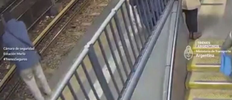 Mirá cómo un hombre se cayó desde un andén y fue rescatado