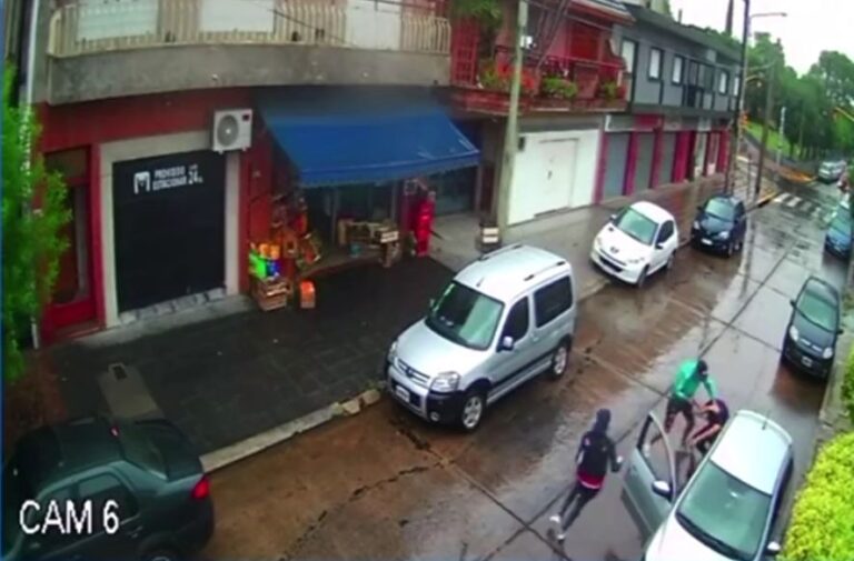 Mirá cómo para robarle el auto lo atacaron a culatazos en la cabeza
