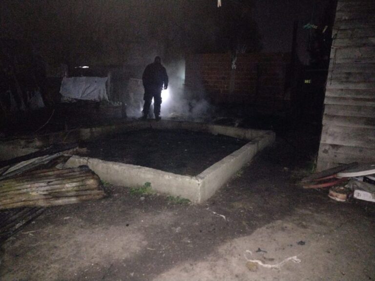 Los Hornos: murió un joven en un incendio e investigan las causas