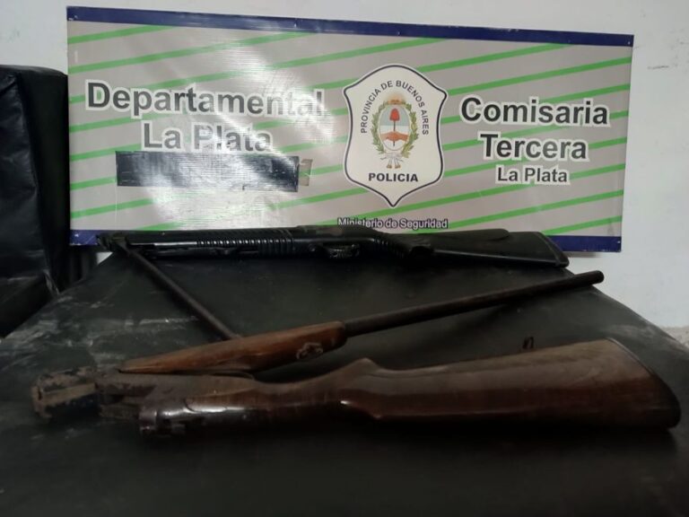 Los Hornos: amenazaba a los vecinos con una escopeta y lo detuvieron