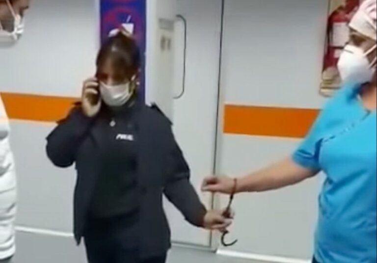 Longchamps: policías esposaron a una enfermera porque no quiso sacarle sangre a un preso