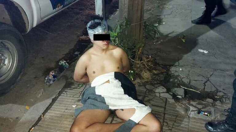 Vecinos dejaron desnudo, golpeado y atado a un poste a un presunto ladrón