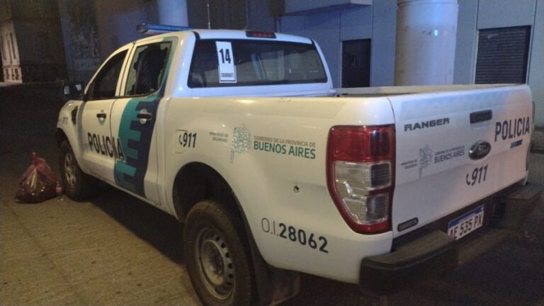 Robo y tiroteo en Villa Elvira: un policía y un delincuente baleados