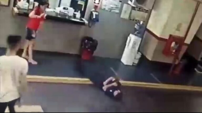 Relato salvaje en un estacionamiento: lo noqueó por un rayón en el auto