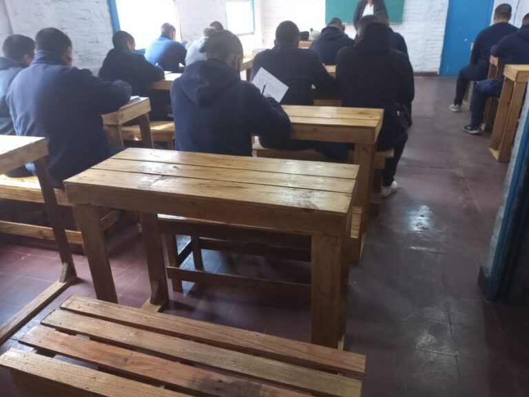 Presos elaboraron mobiliario para una escuela policial de Ramallo