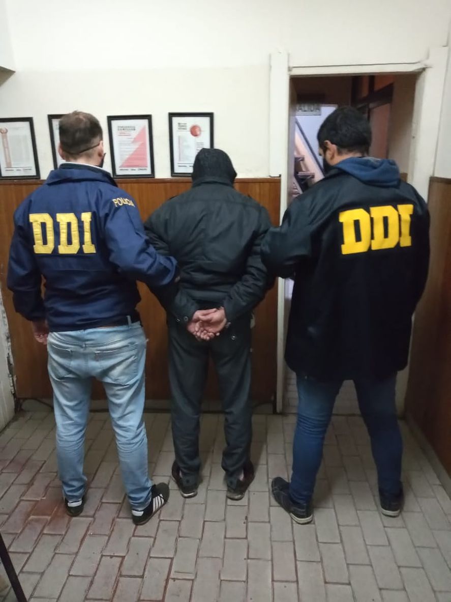 El agresor, tras ser detenido en Tres Arroyos