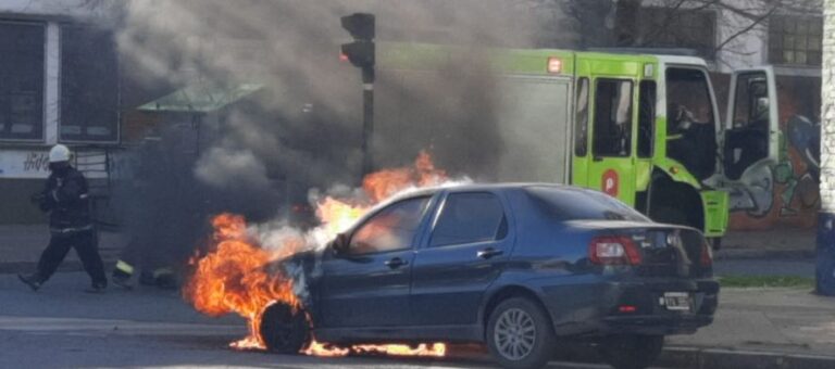 Susto en La Plata: se prendió fuego un auto