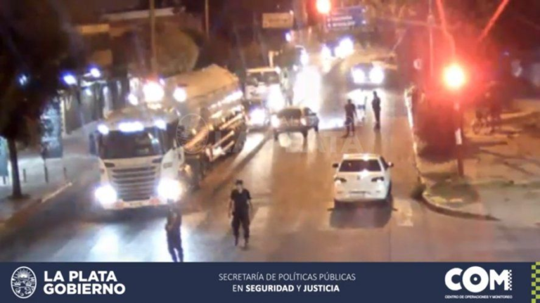 Video: atropellaron a una mujer cuando cruzaba la calle