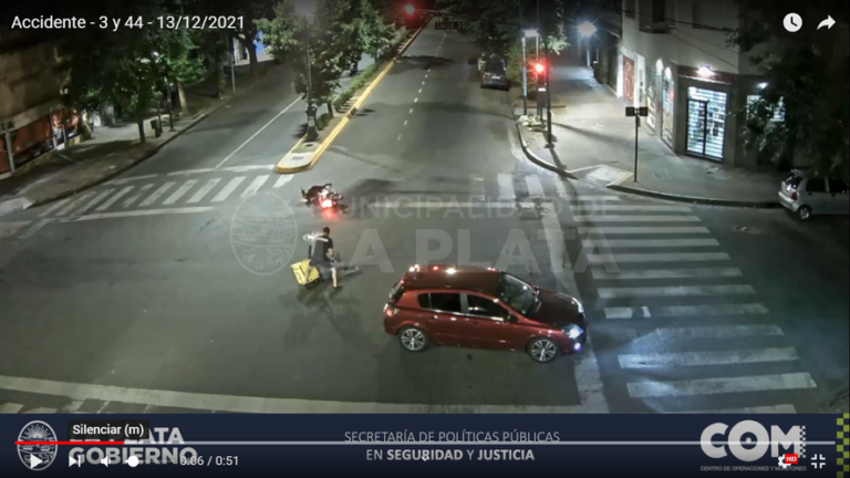 Video: le dio una paliza a motociclista que lo chocó