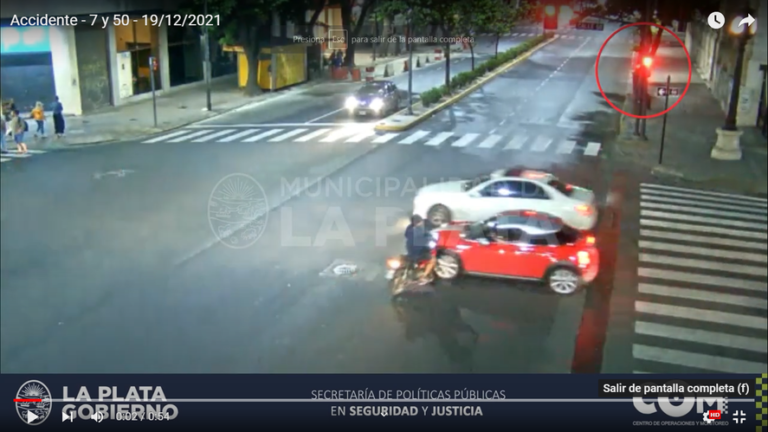 Pasó el semáforo en rojo y provocó un impactante choque
