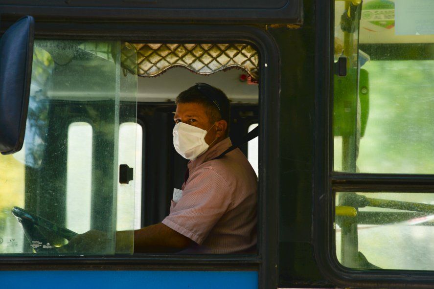 La medida rige para pasajeros que viajen en trenes y colectivos en hora pico