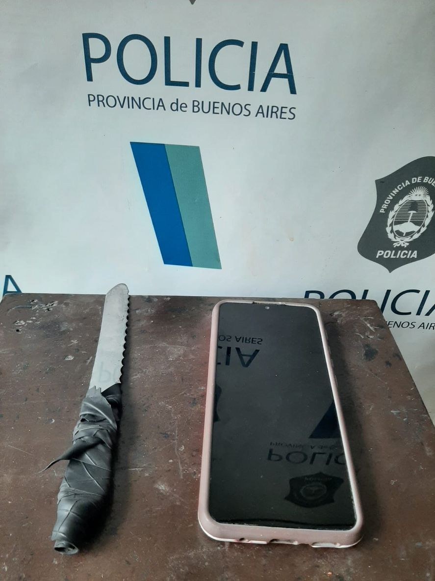 El arma y el celular secuestrado por el robo y abuso que sufrió una menor
