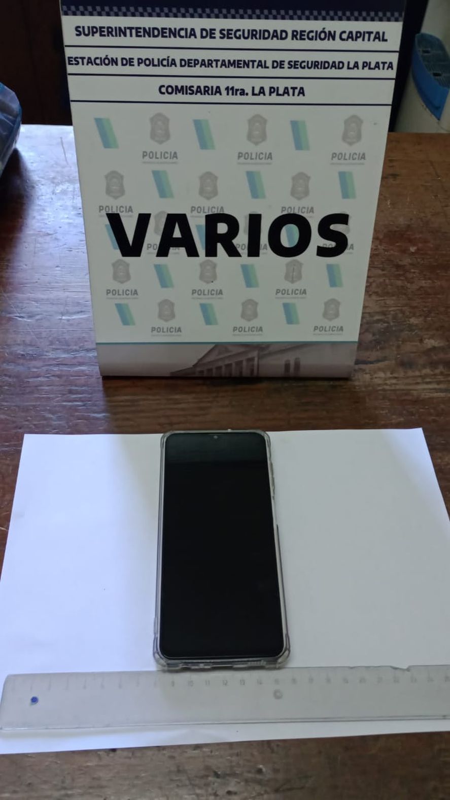 El celular de la víctima secuestrado entre las prendas del delincuente