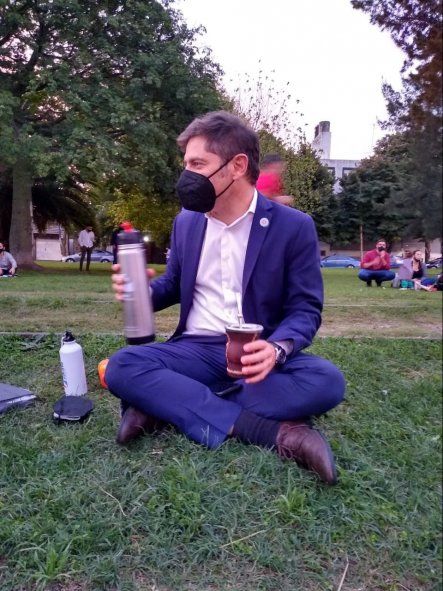 Kicillof con mate en mano en una rambla de La Plata