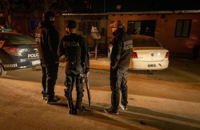 Una niña y un adolescente, baleados en una pelea vecinal