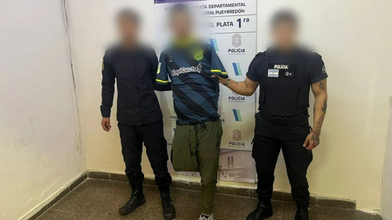 Tras una discusión de tránsito, golpeó a una joven conductora y se subió al techo del auto
