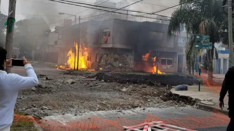 San Martín: explotó un caño de gas durante una obra y se incendió una casa