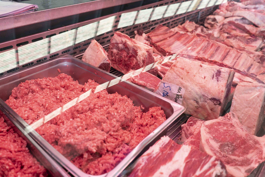Quienes visiten la carnicería, donde rigen las ofertas con Cuenta DNI, el descuento del 10% para afiliados de UPCN y rebajas pagando en efectivo (no incluye oferta semanal), tendrán acceso a dos kilos de carne picada a $2.000, el kilo de paleta por $1750, el de tapa de asado o de bife a $1.600 y el de asado de novillo por $1.580 (promoción hasta agotar stock). 