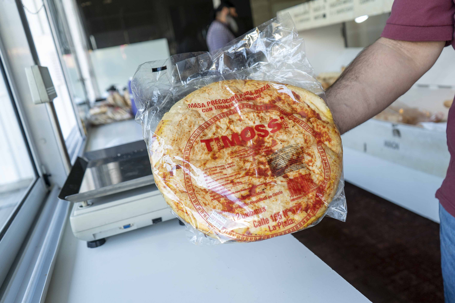las dos prepizzas a $350, el medio kilo de pan rallado a $180 y la docena de facturas a $630. 