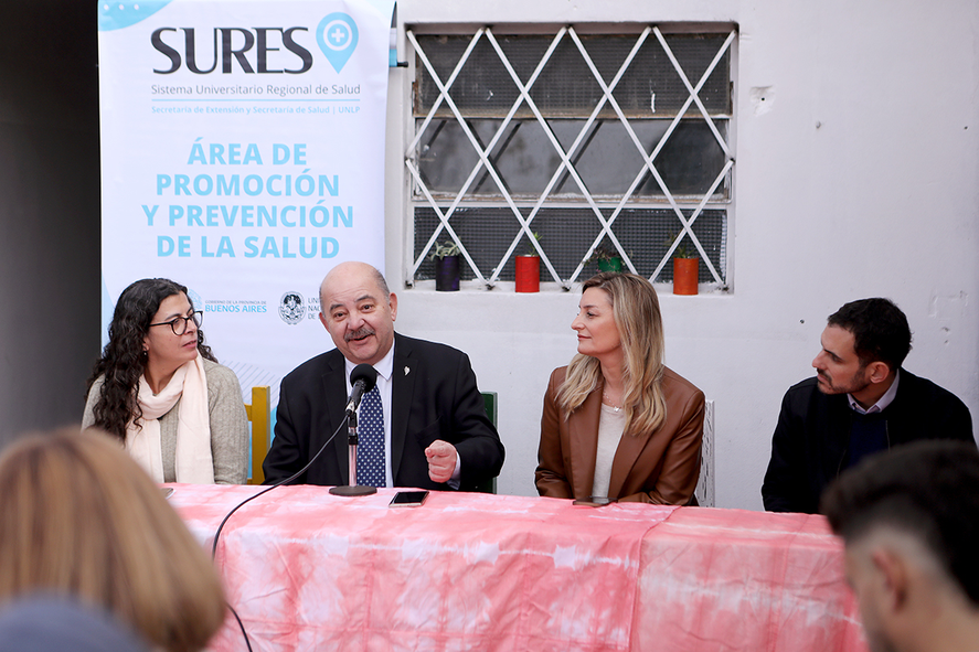 El vicepresidente Académico, Fernando Tauber, la vicepresidenta Institucional, Andrea Varela, acompañados por la directora de Promoción de Derechos y articulación Socio-comunitaria de la UNLP, Emilia Preux y Federico Paruelo, del ministerio de Salud provincial.