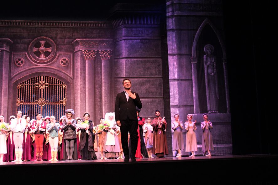 Iñaki Urlezaga, responsable de la coreografía, en el saludo final de 'Romeo y Julieta' -Noche de estreno-