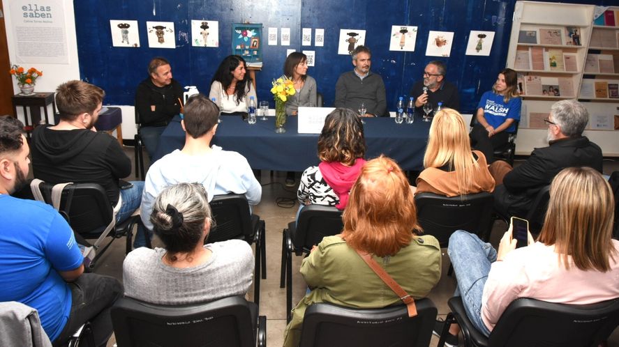 Celina Torres Molina junto a autoridades de la Facultad de periodismo y representantes de áreas de Memoria y Derechos humanos