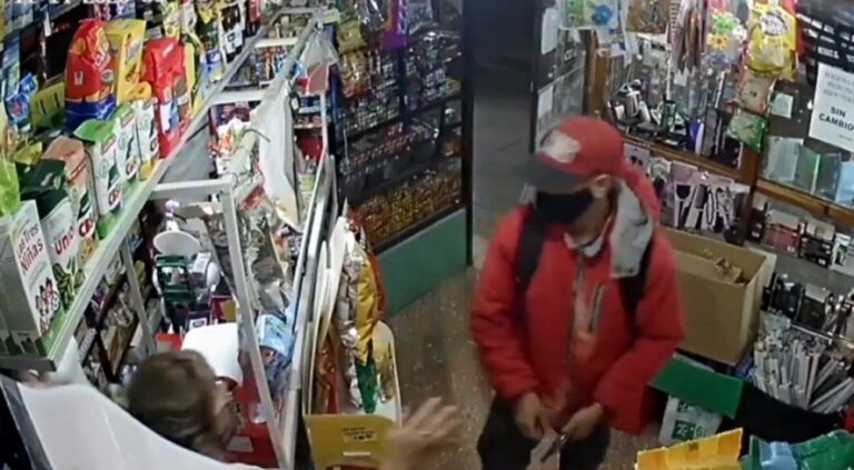 Un delincuente con tapabocas y con una aterradora amenaza atacó en La Plata