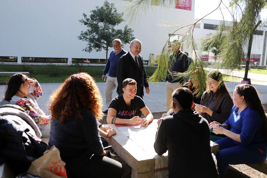 La UNLP instaló espacios al aire libre en las distintas facultades y colegios