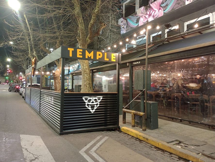 Las estructuras tipo decks montadas en las calles de la ciudad de La Plata por locales gastronómicos autorizadas en la pandemia podrán permanecer 6 meses más 