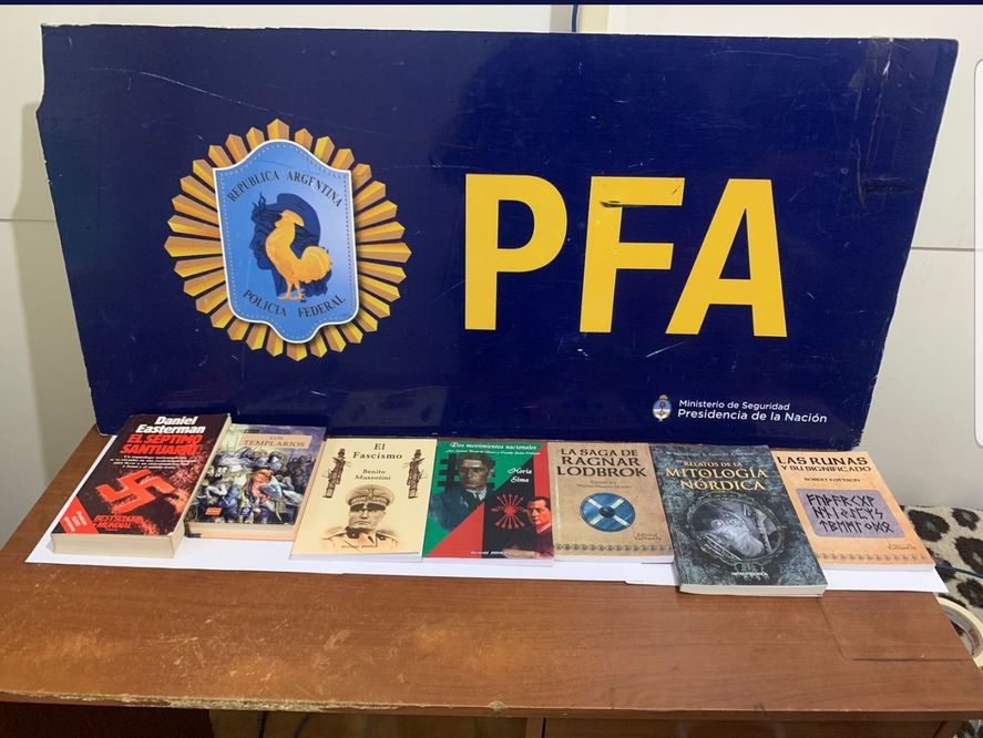 Libros y material bibliográfico nazi, falangista, fascista y del Imperio Alemán, incautado al presunto terorista del conurbano norte que amenazaba con atentados por redes sociales