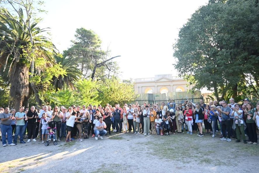 Vecinos realizaron un abrazo simbólico en defensa del Teatro del Lago