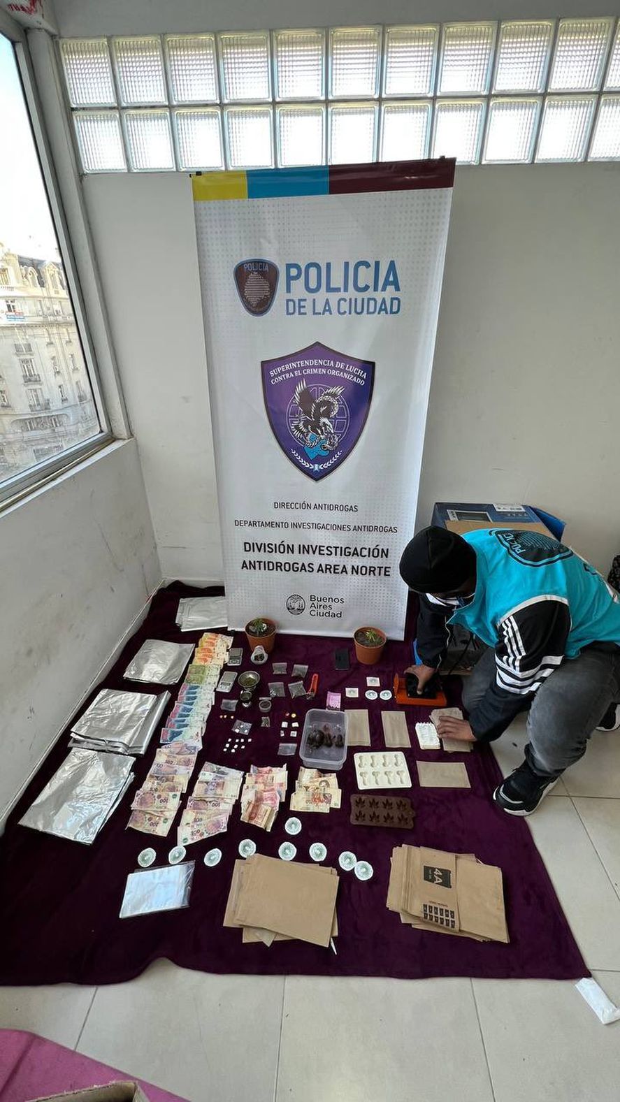 Todo lo incautado por la policía. Se produjo la detención de dos jóvenes "reposteras" en una especie de pastelería clandestina que vendía drogas camufladas en postres. 
