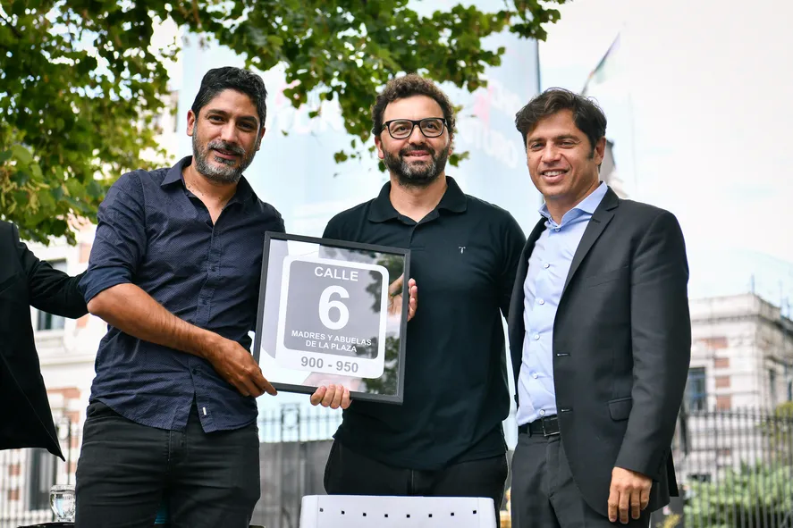 El gobernador de la provincia, Axel Kicillof, el día que se asignó el nombre "Madres y Abuelas de la Plaza", a una calle
