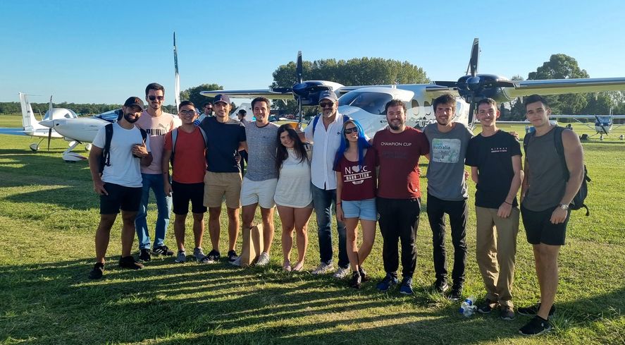 Valentina junto a compañeros y docente de la UNLP en la "Convención anual de vuelo"