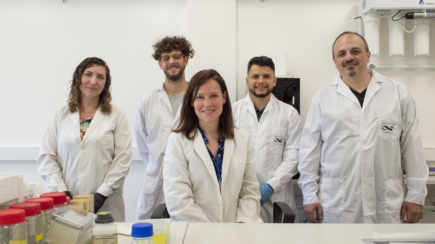 Valeria Bosio junto a su equipo del Laboratorio de Biomateriales e Ingeniería de Tejidos en el Instituto de Física La Plata