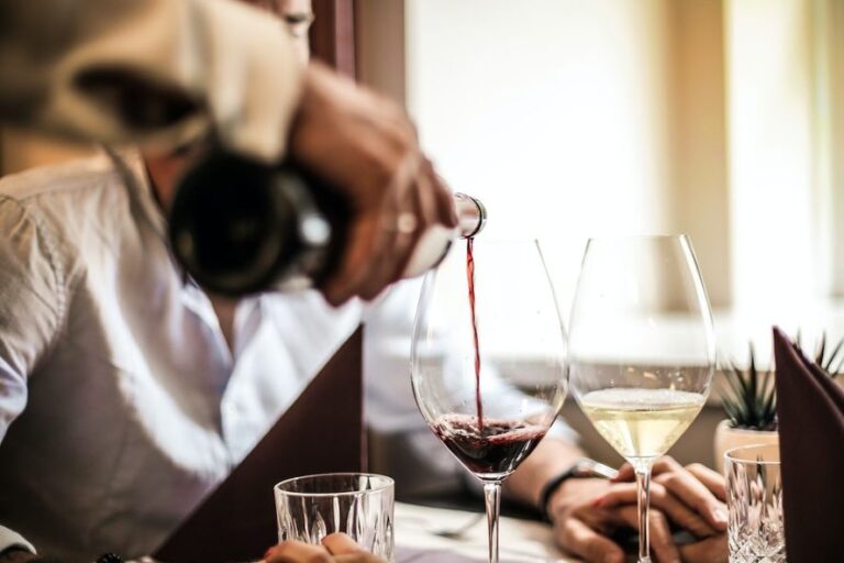 Vuelve Uvas Lab, el evento que une el arte de la pintura, vinos y la música en vivo